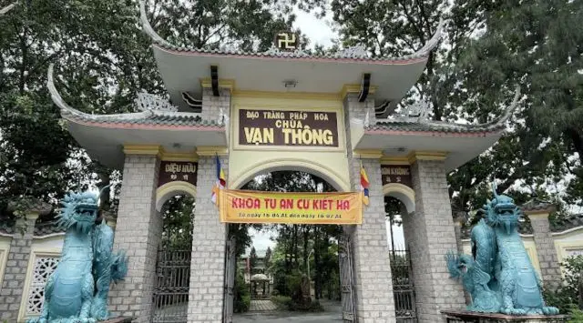 Cổng tam quan chùa Vạn Thông Vũng Tàu